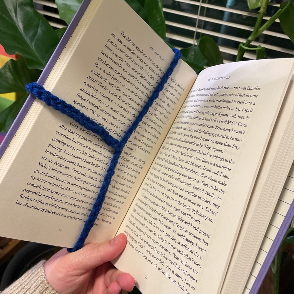 Crochet Bookmark with bow and ruffles - Picture 3 of 3